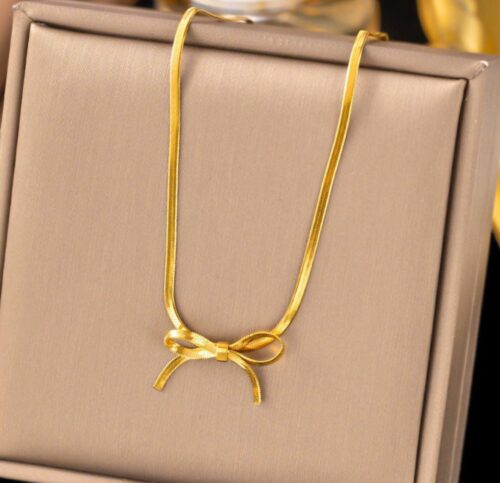 Bow not snack chain necklace